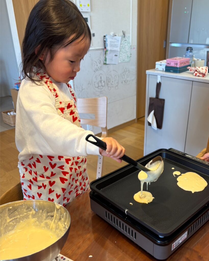 【はじめてのホットケーキ作り】小さい頃から大好きな「しろくまちゃんのホットケーキ」の絵本を見ながら、初めてホットケーキを作りました。黒色のところ触ると熱いから 気をつけてねーというと左手は 後ろに隠し、片手で(笑)緊張しながら、そおーっと 流し入れてる姿をみて、大きくなったなぁ〜と感じたことでした。