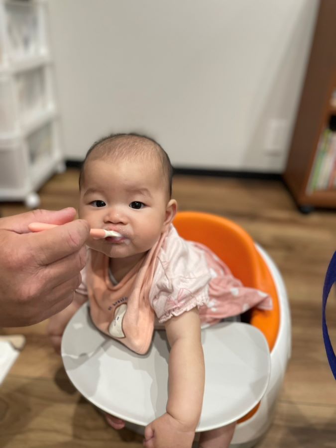【はじめてのご飯】離乳食を始めた日の一枚です。大きな口を開け食べてくれました!