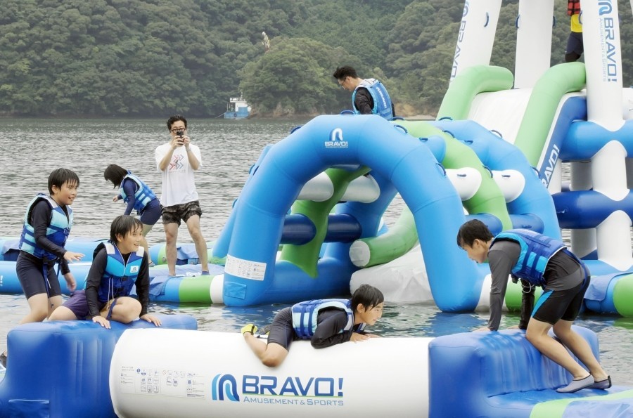 【2025年】須崎市で「海上アスレチック」(シーパーク大島)|浦ノ内湾に浮かぶアスレチックを楽しもう!バナナボート、シーカヤック、サップ、ウォーターバルーンも体験できます