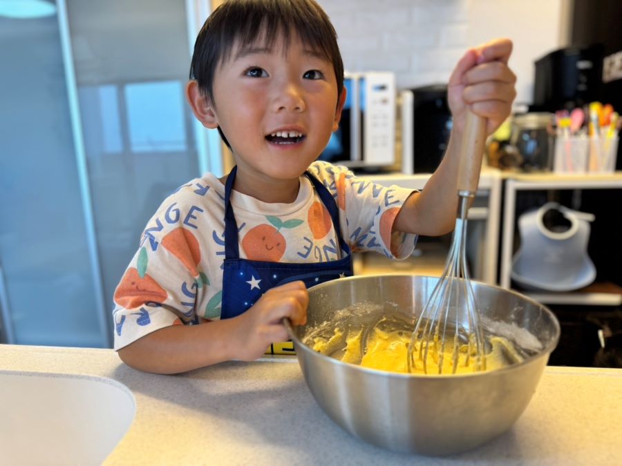 【はじめての料理】エプロンをつけて張り切ってお手伝いしてくれました