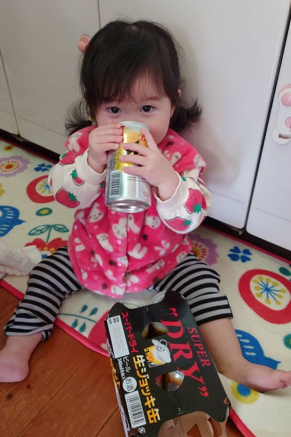 【はじめてのビール】パパのビールをゴクゴク飲むまねっこ!ちょっぴり悪そうな顔が可愛いです!