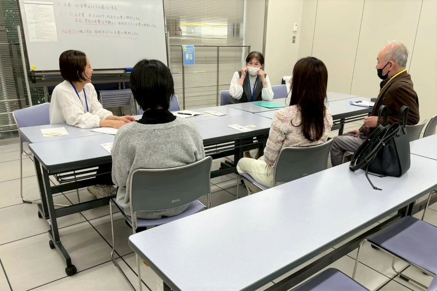 例会では当事者や家族が吃音について語り合っています(提供写真)