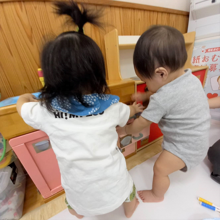 どちらもおままごとが大好き！（写真と本文は関係ありません）
