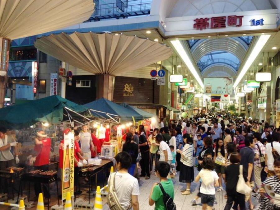 【2025年】高知市の中心商店街で「第51回土曜夜市」｜今年も5回開催！B級グルメやゲームコーナーが並びます！