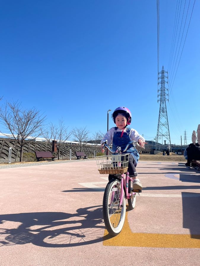 【はじめての自転車】補助輪を外して1人で乗れるようになりました!天気の日にさくらパークで爆走中!