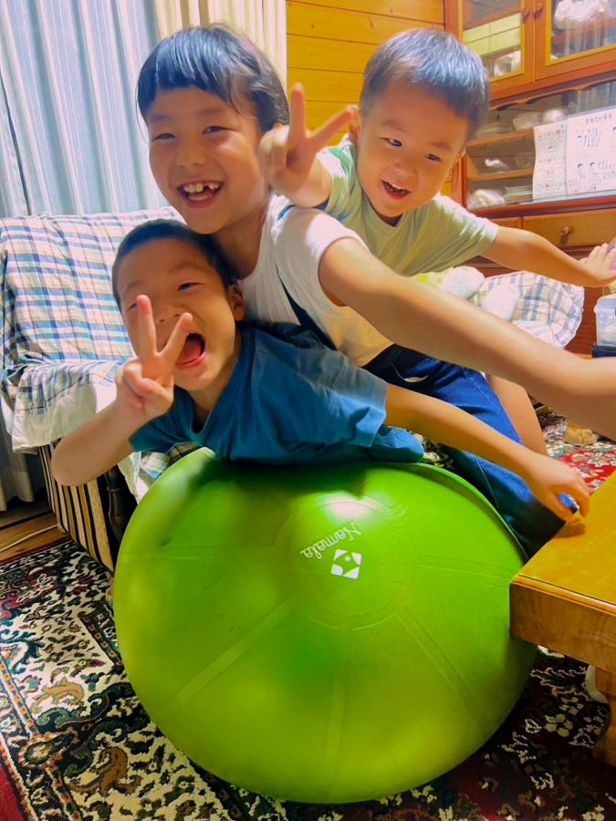 【はじめてのバランスボール】祖父母の家で見つけた!はじめて乗ったバランスボール、いとこ3人でチャレンジ!