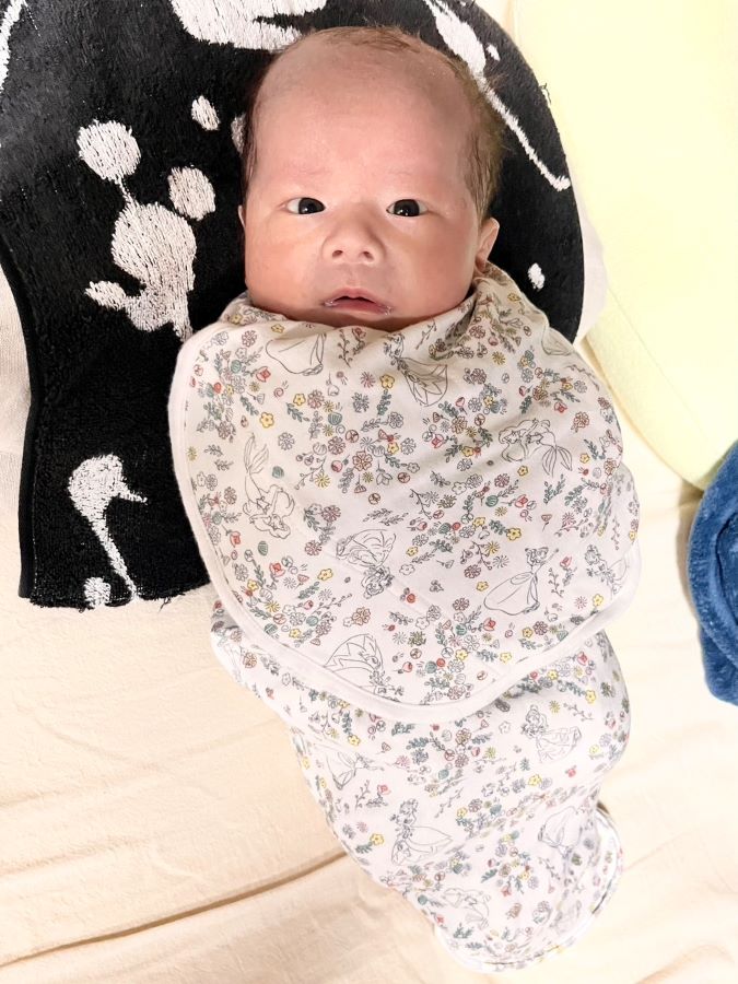 【はじめてのミノムシ】なかなか寝てくれなかった次男ちゃんに、スワドルを着せてみるとこの表情。ミノムシ姿に癒された一枚です!ちなみにこのあとそのまま寝てしまい、効果抜群でした♡