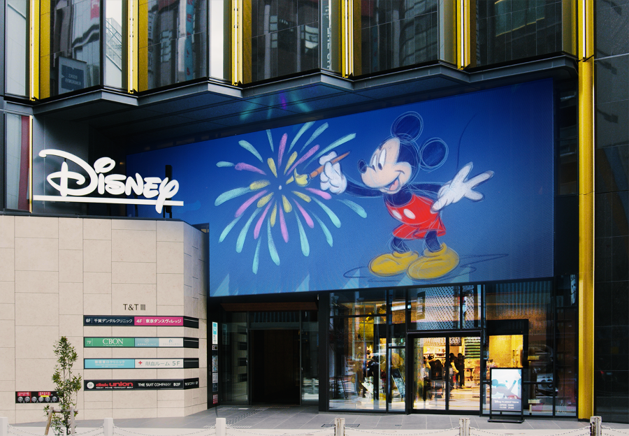 「ディズニーフラッグシップ東京」の入り口には440インチを超えるウェルカムビジョンが設置されています(© Disney © Disney/Pixar © & ™ Lucasfilm Ltd. © 2025 MARVEL)