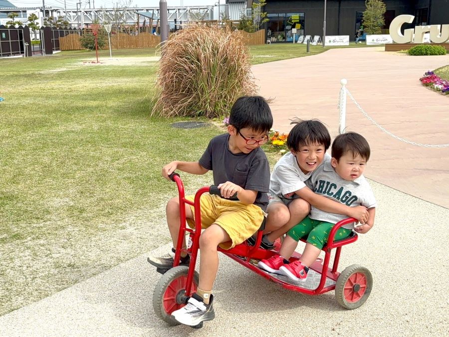 【はじめての3人乗り】3人乗りの三輪車発見!それぞれの表情に注目!