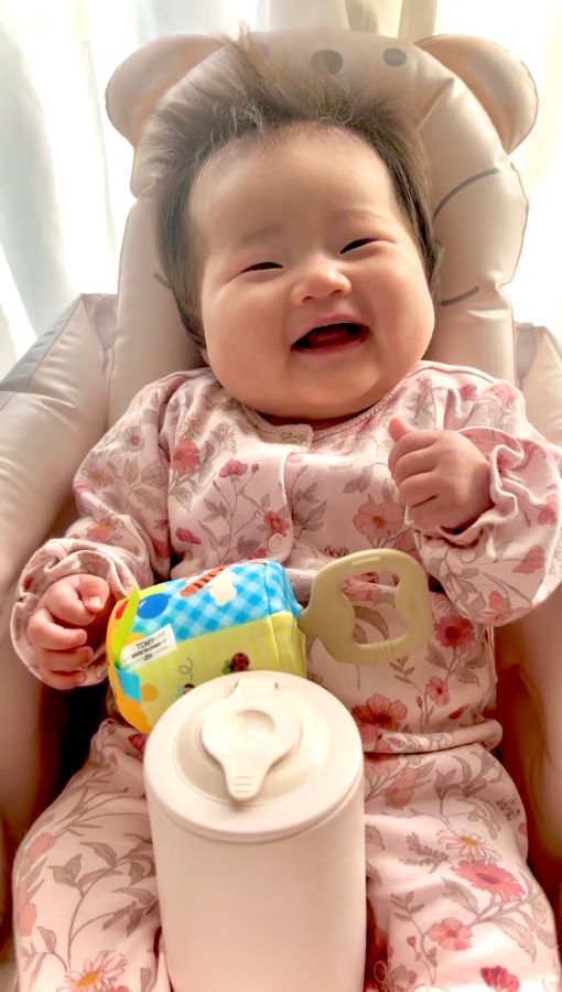 【はじめての大爆笑】初めての自分の笑い声、なんだか面白くて笑いが止まらない!