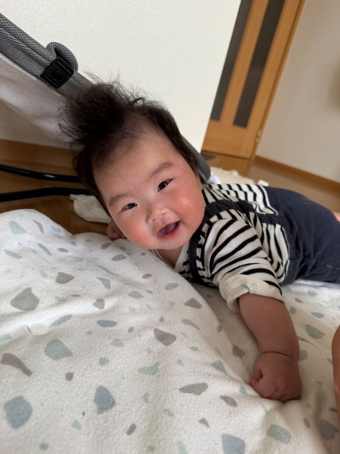 【はじめての寝返り】生後3ヶ月で初めて寝返りが成功した時の嬉しそうな表情です