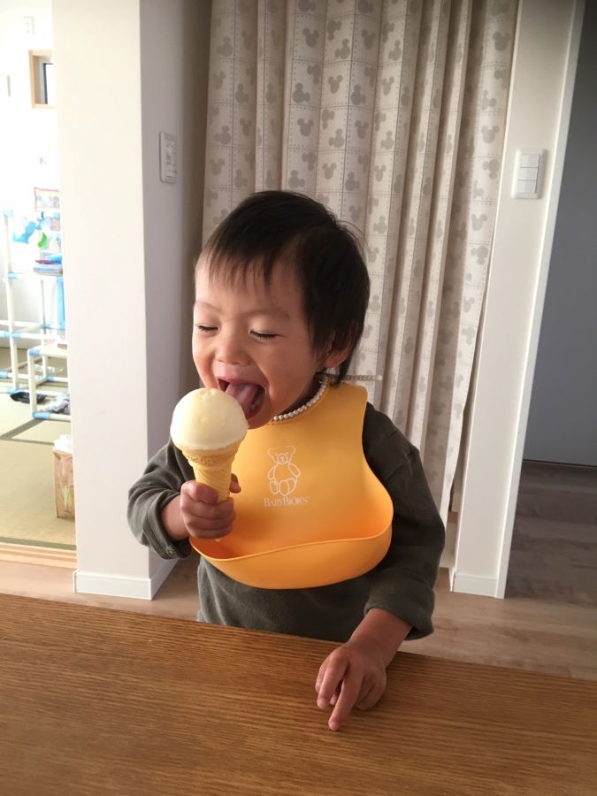 【はじめてのアイスクリン】大きく開けた口より圧倒的に大きいアイスクリン。当然このあと、口周りとテーブルの上がえらいことになりました