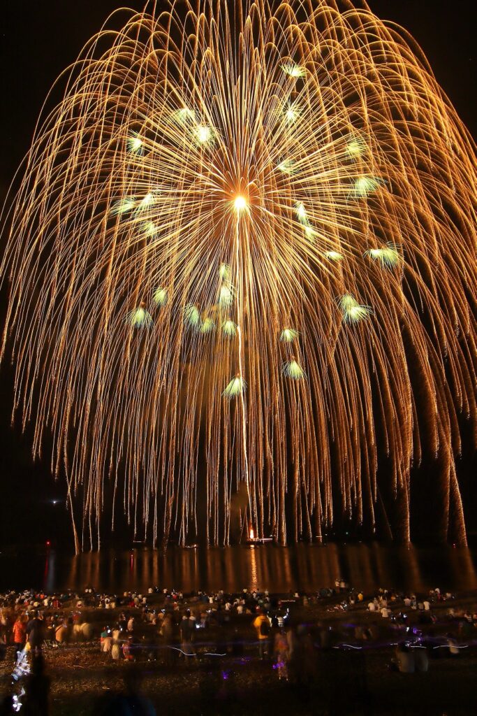 夜空を染めた2尺玉「須崎まつり海上花火大会」(2021年撮影 提供写真)