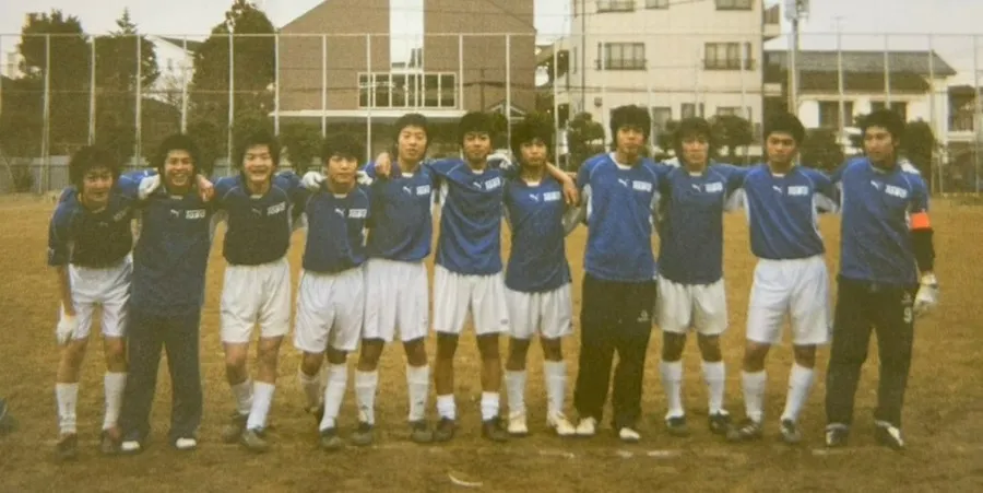サッカー部で共に青春を過ごした2人。右から5番目が古谷さん、7番目が小松さん(提供写真)