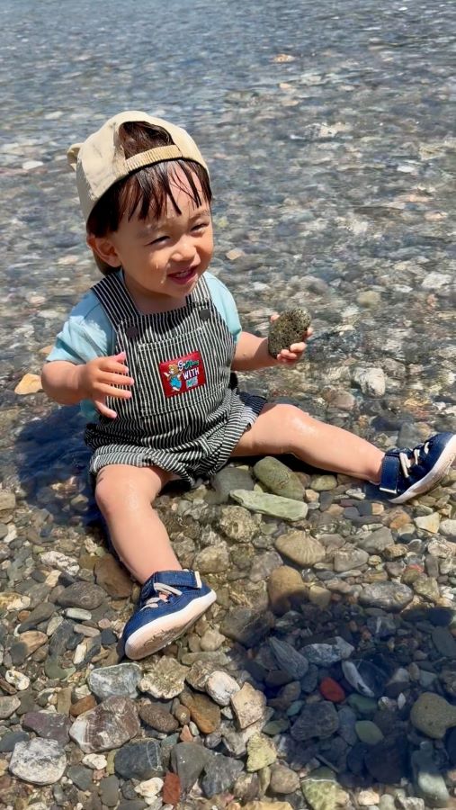 【はじめての川遊び】自分から川の中に行き、顔が濡れてもへっちゃらニコニコ笑顔!