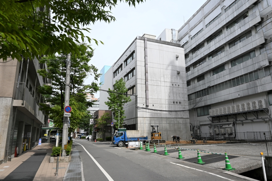 新棟の建設予定地。老朽化した立体駐車場の跡地です