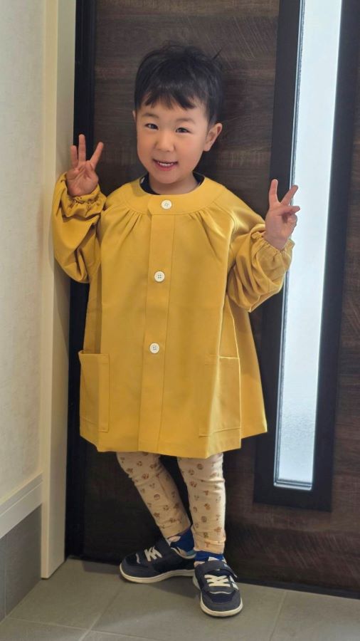 【はじめてのスモック】年少さんになり、初めてのスモックで登園