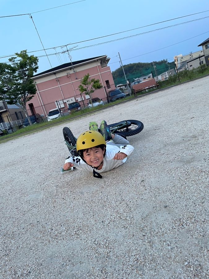 【はじめての自転車】自転車に乗れるようになったけど、おもいっきりコケて照れ笑い