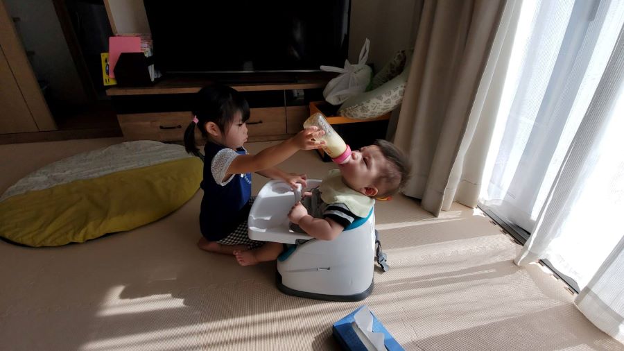 【はじめてのお手伝い】3歳のお姉ちゃんが初めて弟にミルクをあげるのを手伝ってくれましたが、雑でした