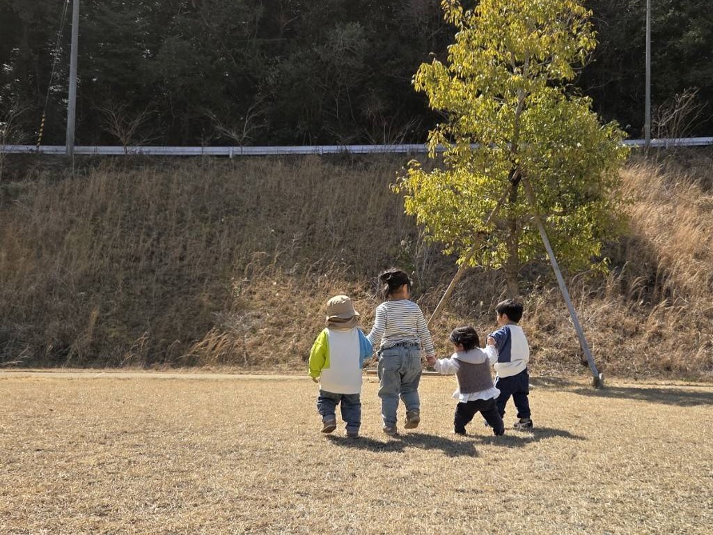 【はじめてのいとこと手つなぎ】まきのさんの道の駅・佐川の広場でいとこと4人で初めての手をつないでのおさんぽです