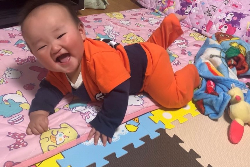 【はじめての寝返り】ずっと出来なかった寝返りを、時間をかけて、苦労して、独りで出来た後の、会心の笑顔で一枚