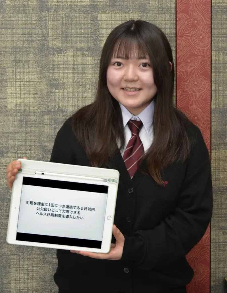 生理休暇の導入に取り組んだ前生徒会長の大崎望稀さん。「社会に出ても使われる制度にしたい」(高知市北中山の土佐塾中高校)