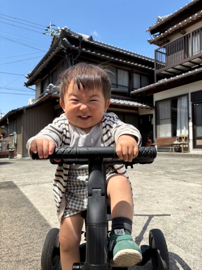 【はじめての三輪車】ばぁばからプレゼントしてもらった三輪車がうれしくてつい顔に力が入ってしまいました