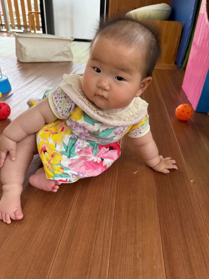 【はじめてのおすわり】なにもかも成長が早い4人目。はいはいをマスターして1週間でおすわりまできてしまい、母は嬉しいやら寂しいやら、目を離せなくなってきました