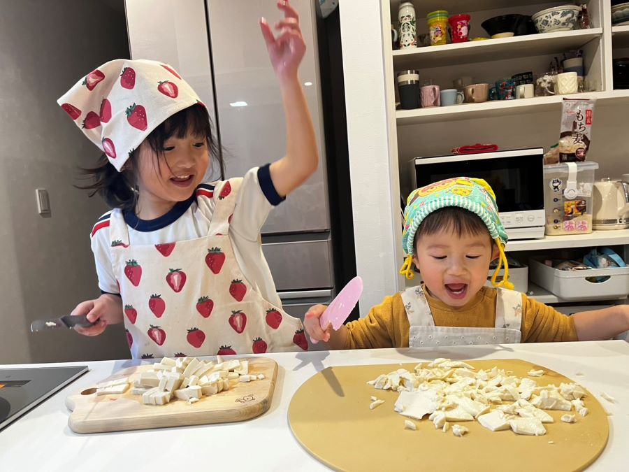 【はじめての料理】頭巾がなくお弁当を入れる袋で代用!上手にできました