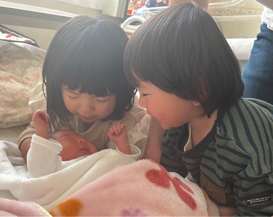 【はじめてのご対面】赤ちゃんが生まれて、姉弟が初めて会った時の1枚