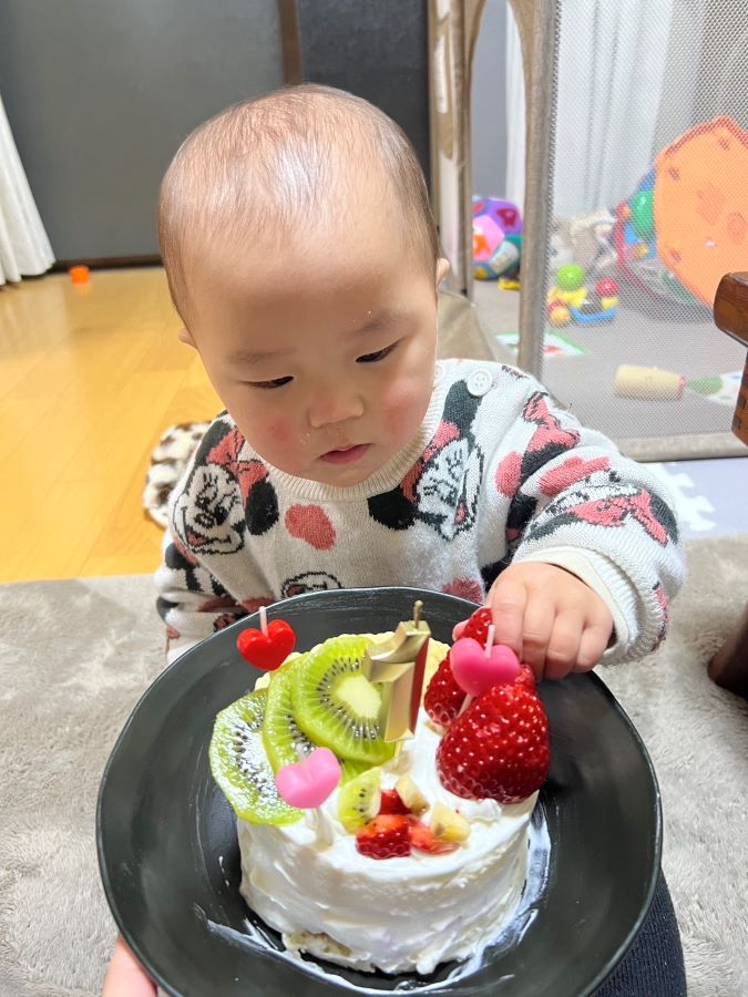 【はじめての誕生日】一歳の誕生日をママの手作りケーキでお祝い。イチゴに興味津々です