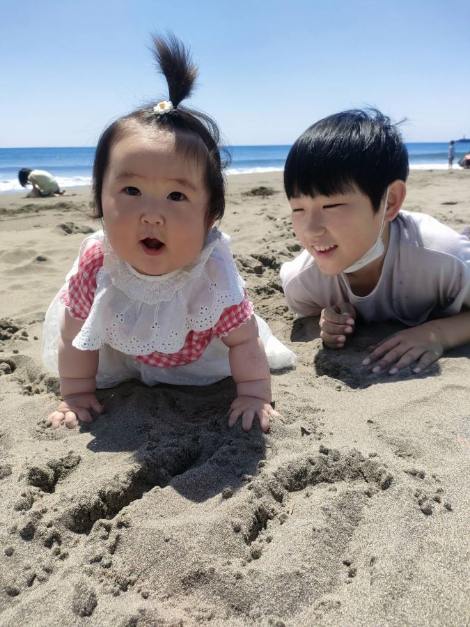 【はじめての砂浜デビュー】去年は妊娠中にTシャツアートを見に行き、今年は無事に産まれて、家族一緒に行けた事が嬉しかったです