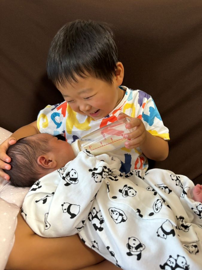 【じめてのミルク】待ちに待った弟に初めてミルクを飲ませたお兄ちゃんです