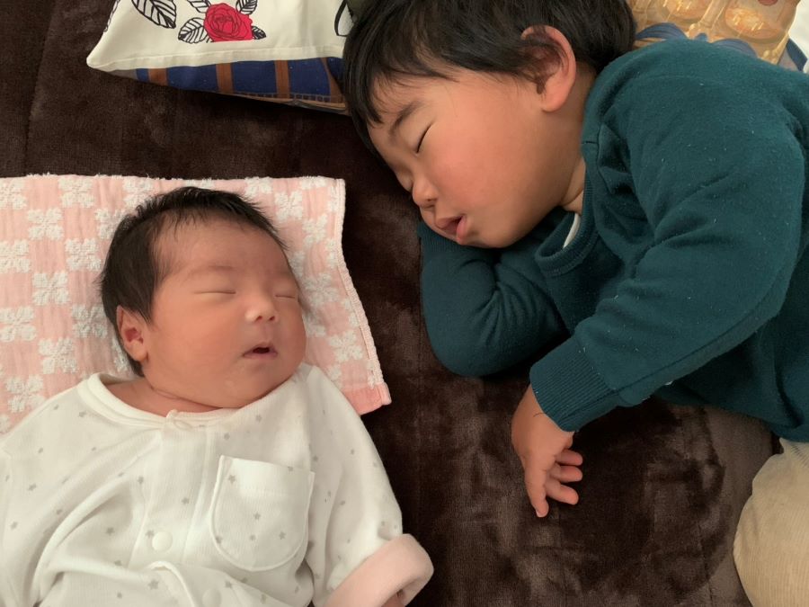 【はじめての一緒にねんね】初めて兄と妹が隣で寝た写真です。性別は違えど顔は似てます