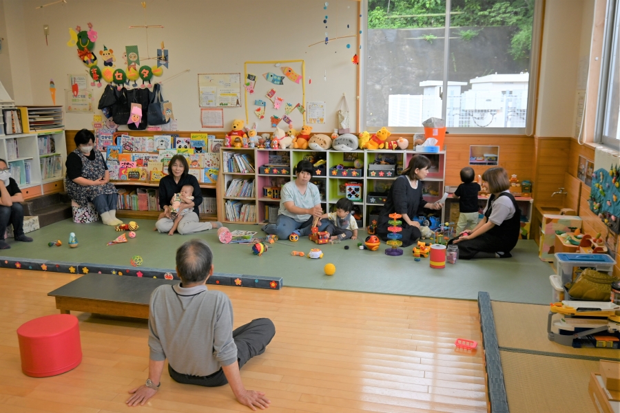 子どもを遊ばせながら、子育て講座が開かれました