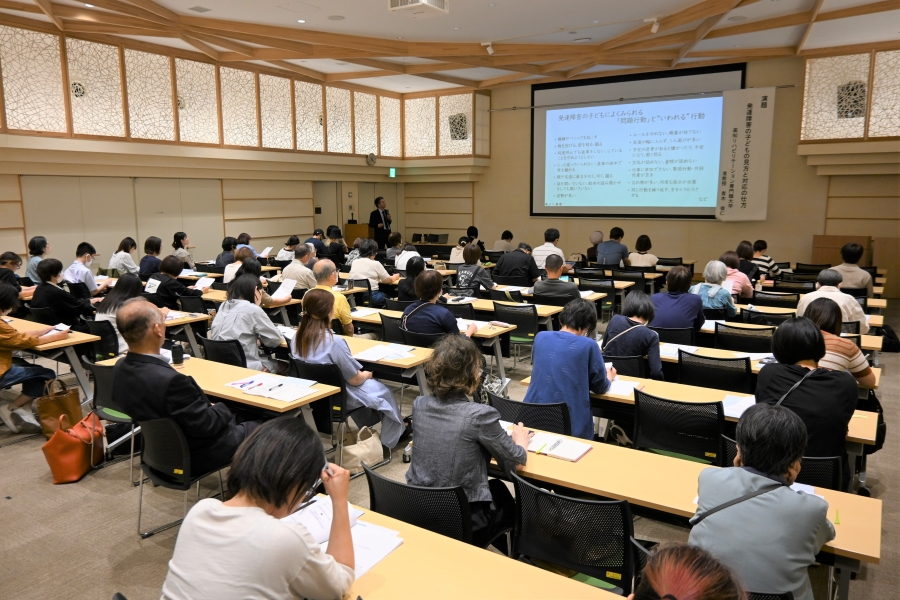 発達障害をテーマにした公開講座が開かれました