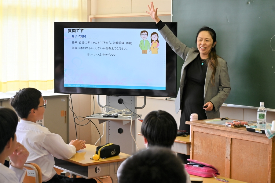 授業では手を挙げてもらう場面がたくさん。「自分の意見を言ってもいいよ」というメッセージです