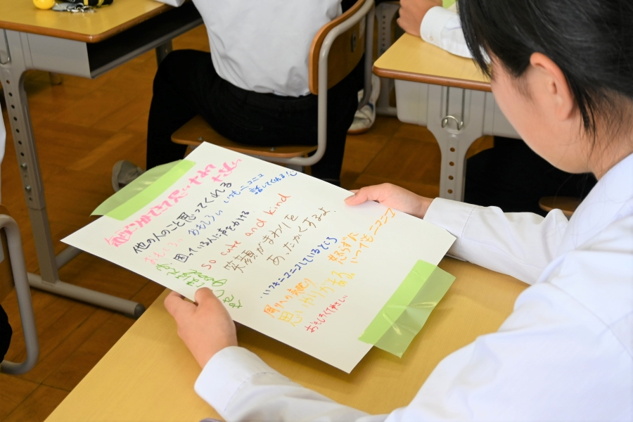 どの子どもも大事そうに読んでいました