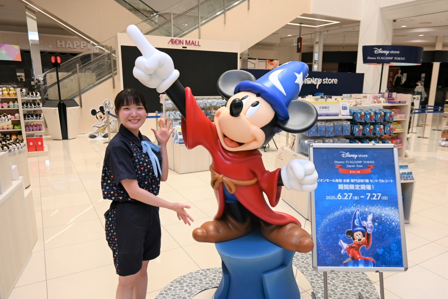 スタッフさんの衣装もかわいいですね!(© Disney © Disney/Pixar © & ™ Lucasfilm Ltd. © 2025 MARVEL)
