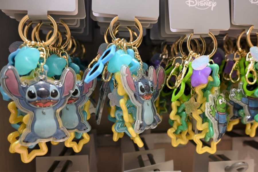リロ&スティッチのキーホルダー(© Disney © Disney/Pixar © & ™ Lucasfilm Ltd. © 2025 MARVEL)