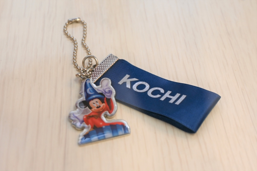 「KOCHI」のチャーム付きもあります(© Disney © Disney/Pixar © & ™ Lucasfilm Ltd. © 2025 MARVEL)