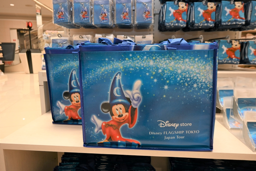 ショッピングバッグは肩掛けサイズ(© Disney © Disney/Pixar © & ™ Lucasfilm Ltd. © 2025 MARVEL)