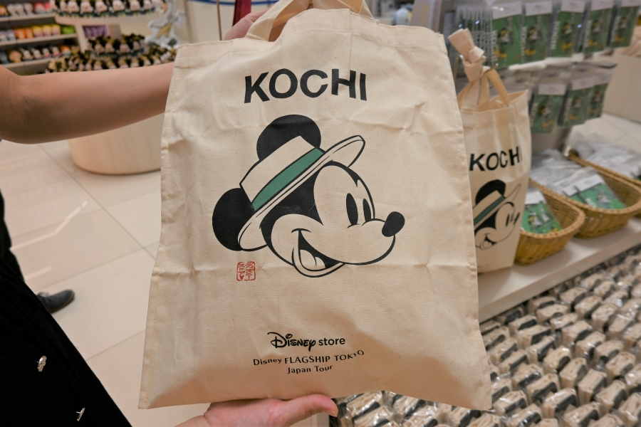 トートバッグはこのサイズ(© Disney © Disney/Pixar © & ™ Lucasfilm Ltd. © 2025 MARVEL)