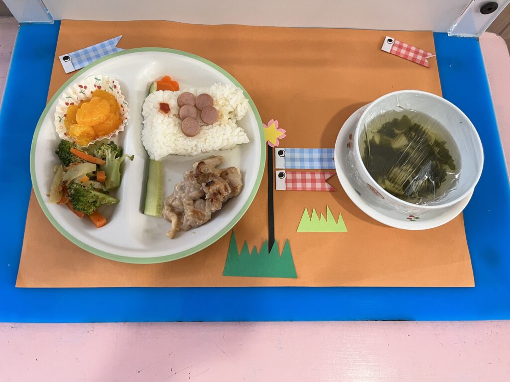 栄養満点の給食。毎月お誕生日会の日は、お楽しみの行事食です。
