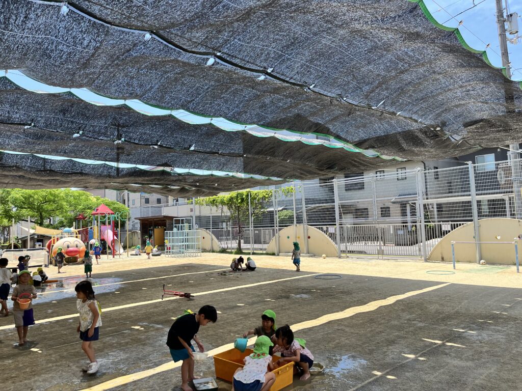 広い園庭には、大きな日除けがあり、夏も元気に遊びます。