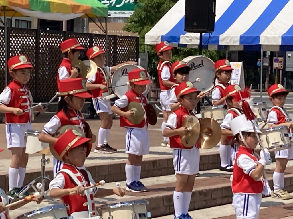 年長児は、鼓隊演奏、マーチングを楽しみます。