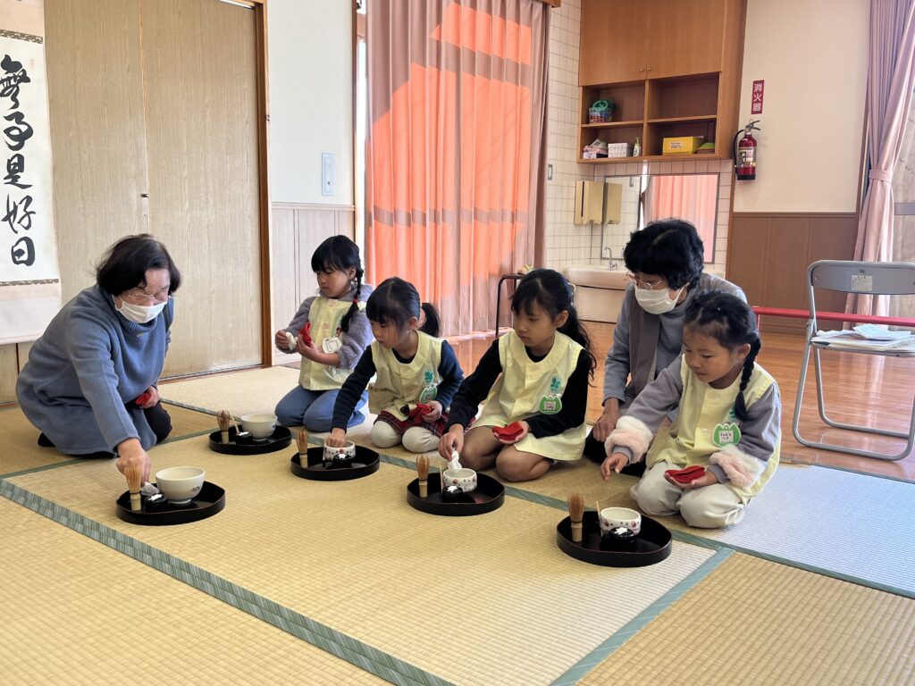 憩い所の方との交流や、お茶会で茶道に親しみます。