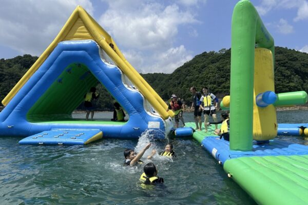 【2025年】須崎市で「海上アスレチック」（シーパーク大島）｜浦ノ内湾に浮かぶアスレチックを楽しもう！バナナボート、シーカヤック、サップ、ウォーターバルーンも体験できます