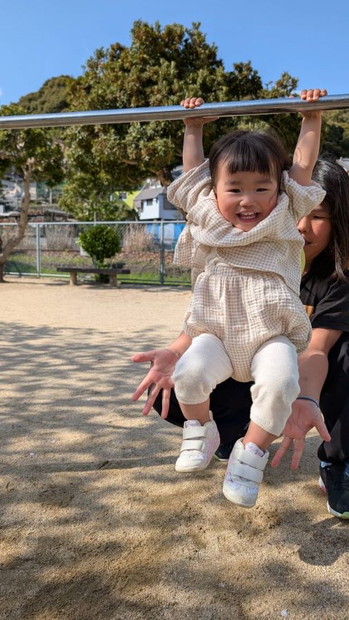 【はじめての鉄棒】本人はルンルン♪後ろのお姉ちゃんはハラハラ