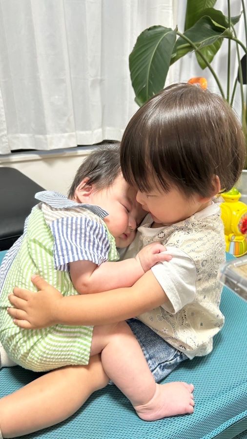 【はじめての抱っこ】お兄ちゃんに親の支えなく、初めて抱っこをしてもらった時の思い出の写真です